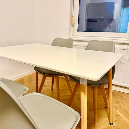 Cosy Near Metro U1 & Free Parking
